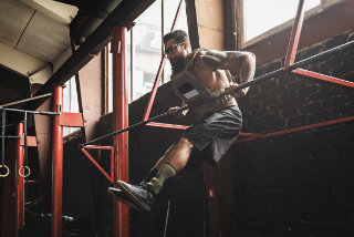 El pecho por encima de la barra en un muscle-up